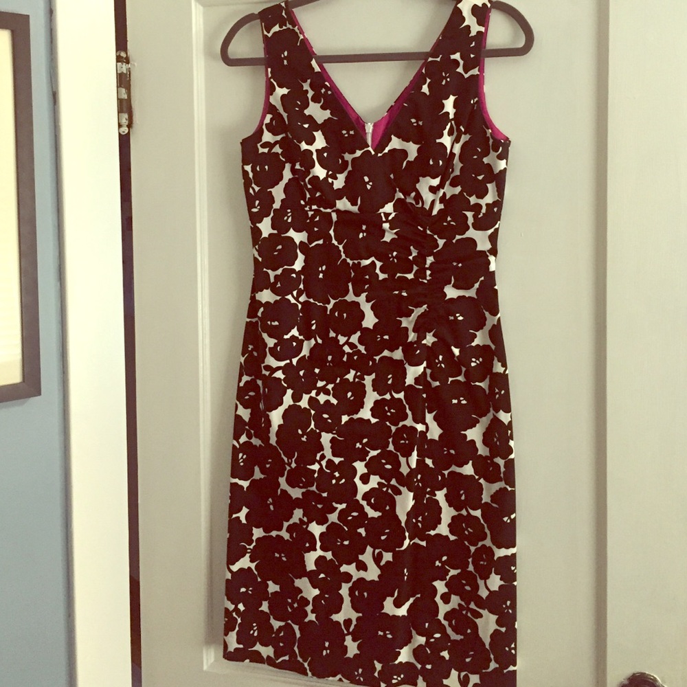 Black and white Donna Ricco floral print sheath dress. Size 4.